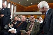 Altbundespräsident Richard v. Weizsäcker (rechts) begrüßt Günter Grass (2. v. r.) und Imre Kertész (Mitte)