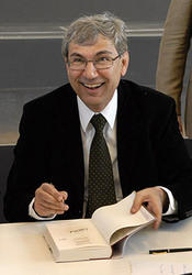 Orhan Pamuk signiert im Anschluss an die Verleihung der Ehrendoktorwürde seine Bücher