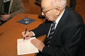 Viele Gäste nutzten die Gelegenheit, sich im Anschluss an die Verleihung persönlich von Marcel Reich-Ranicki Bücher signieren zu lassen.