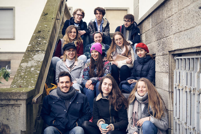 Studentengruppe_auf_Treppe