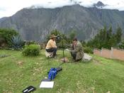Un colaborador del proyecto (Gabriel Barreto, derecha) entrevista en Huantar (Perú) a una hablante monolingüe de quechua. Foto: Uli Reich