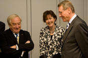 Cees Nooteboom (links) im Gespräch mit dem Botschafter der Niederlande Peter P. van Wulfften Palthe und seiner Frau Sarah Ann Foulds