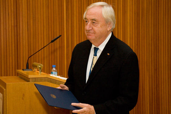 Der niederländische Schriftsteller Cees Nooteboom erhält die Ehrendoktorwürde des Fachbereichs Philosophie und Geisteswissenschaften der Freien Universität Berlin