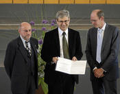 Orhan Pamuk hält die Urkunde in der Hand, die er zur Verleihung der Ehrendoktorwürde überreicht bekam