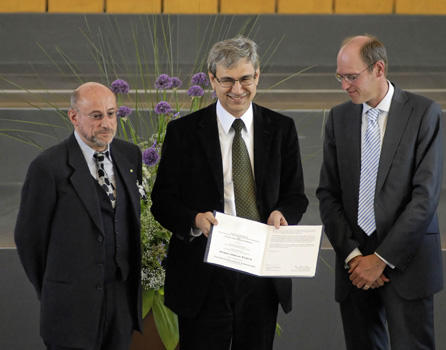 Orhan Pamuk (mi.) mit der Urkunde der verliehen Ehrendoktorwürde, umgeben von Prof. Klaus Hempfer (li.) und Prof. Peter-André Alt (re.)