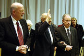 Marcel Reich-Ranicki wird begeistert vom Publikum begrüßt. Der Präsident der Freie Universität, Prof. Dr. Dieter Lenzen (links), Marcel Reich-Ranicki (2.v.l.), Dekan Prof. Dr. Widu-Wolfgang Ehlers (2.v.r.) und Elke Heidenreich (rechts)