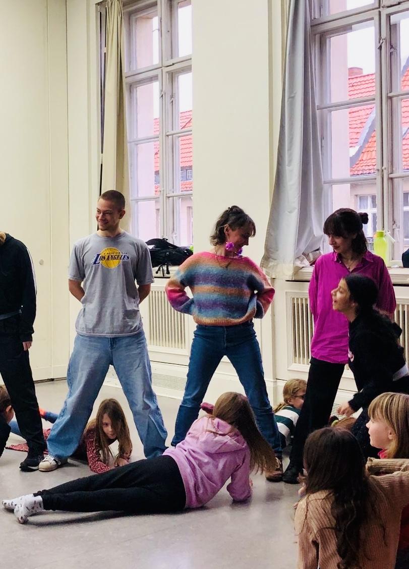 Studierende und Kinder während der Hospitation in der Erika-Mann-Grundschule in Wedding