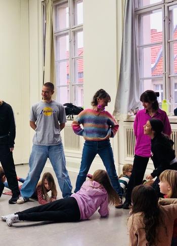 Studierende mit einer Schulklasse während der Hospitation an der Erika-Mann-Grundschule