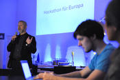 Lord Richard Allan (Facebook Europe) spricht zu den Teilnehmern des Hackathon