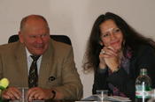 Prof. Dr. Ievgeniia Voloshchuk, ukrainischer Leiterin der GIP, und Prof. Dr. Mykola Zhulynskyj, Direktor des Schewtschenko-Instituts für Literatur der ukrainischen Akademie der Wissenschaften, 2011 bei einer Tagung in Kiew.