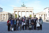 KUMA 2010: Gruppenfoto aller Teilnehmer vor dem Brandenburger Tor in Berlin