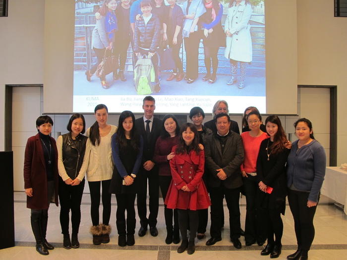 Gruppenfoto der diesjährigen Teilnehmer mit Herrn Brandt, Prof. Siebenhaar und Prof. Yu Ding