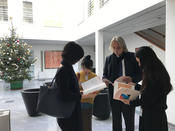 Prof. Klaus Siebenhaar, Programmteilnehmer und Gäste besuchen die Kunstausstellung in der Residenz des Deutschen Botschafters (© Deutsche Botschaft Peking)