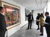 Prof. Klaus Siebenhaar, Programmteilnehmer und Gäste besuchen die Kunstausstellung in der Residenz des Deutschen Botschafters (© Deutsche Botschaft Peking)