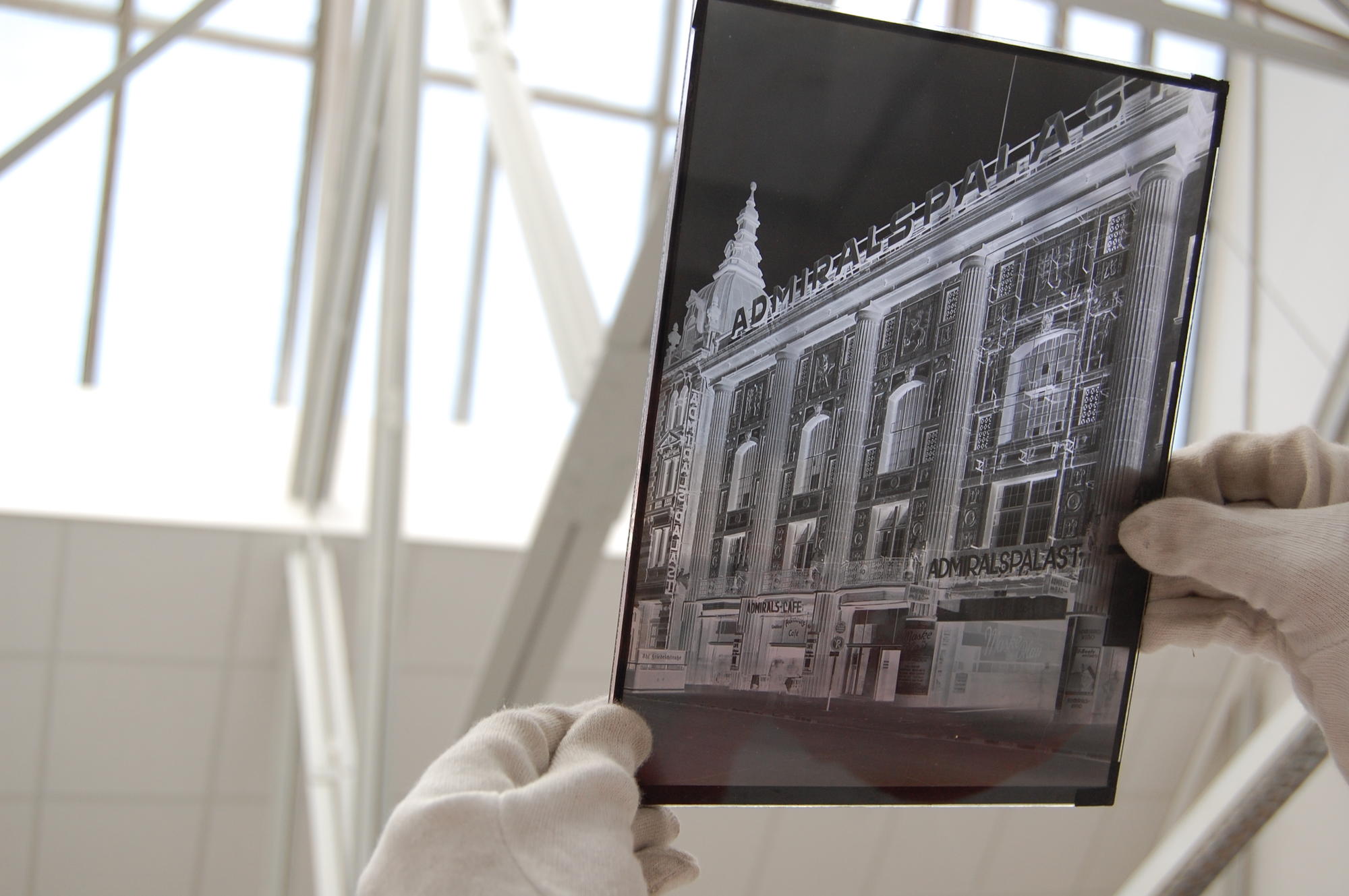 Foto-Negativ mit Abbildung der Fassade Admiralspalast Berlin (c) TU Berlin Franziska Ritter