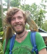 Timo Buchholz mit Affen
