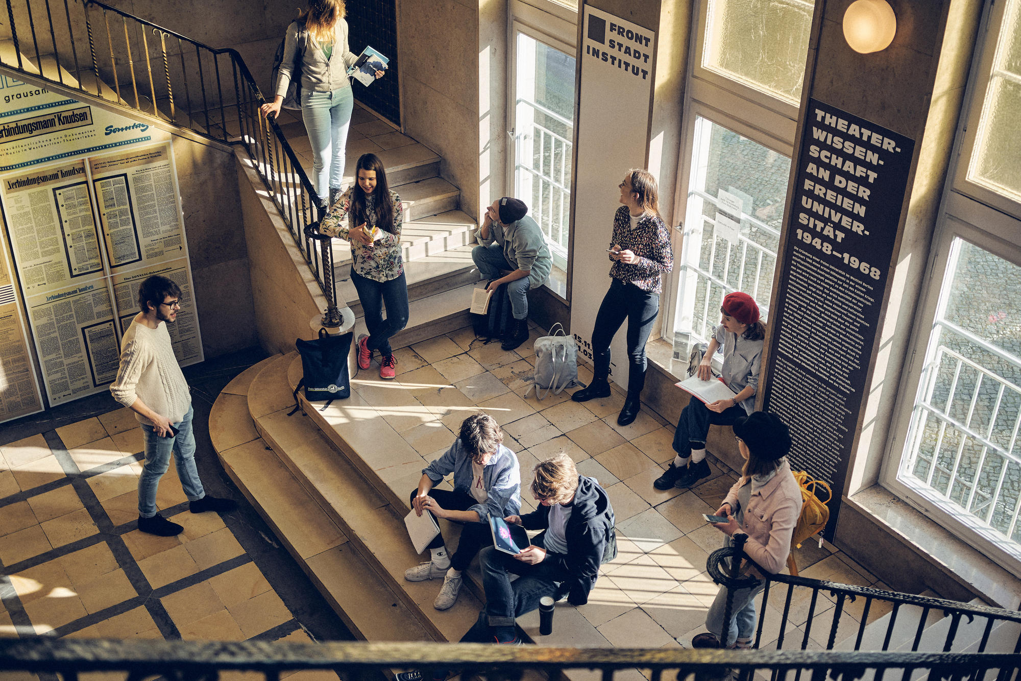Im Foyer des Instituts für Theaterwissenschaft