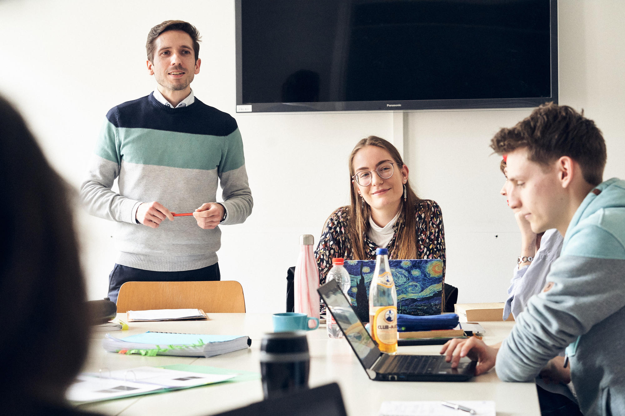 In Colloquien findet ein Austausch über den Fortschritt größerer wissenschaftlicher Arbeiten statt.